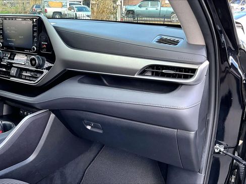 Used 2021 Toyota Highlander LE image 19