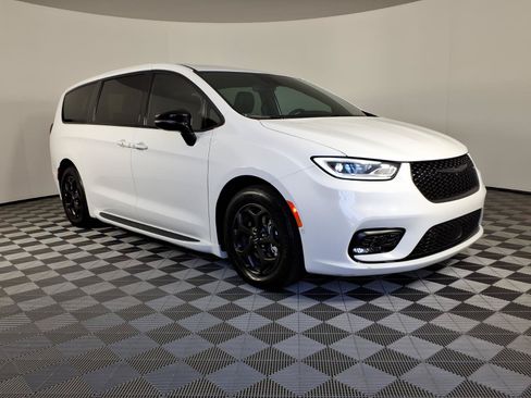 Used 2024 Chrysler Pacifica Limited FWD image 5