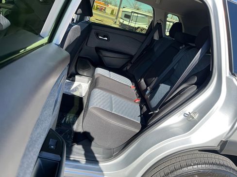 Used 2023 Nissan Rogue SV image 15