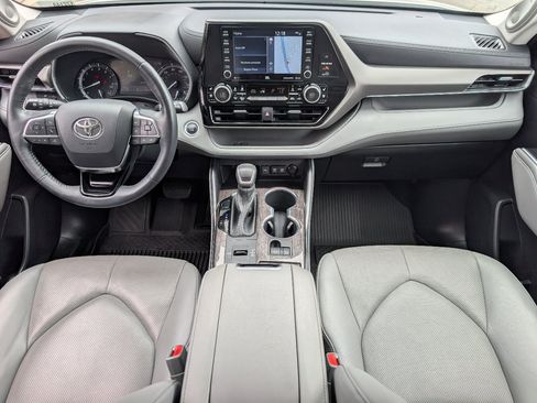 Used 2021 Toyota Highlander Limited FWD image 4