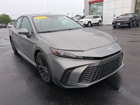 Used 2025 Toyota Camry SE FWD image 3