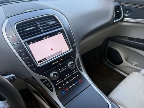 Used 2018 Lincoln MKX Reserve w/ Driver Assistance Package FWD image 19