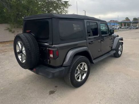 Used 2018 Jeep Wrangler Unlimited Sahara AWD/4WD image 8
