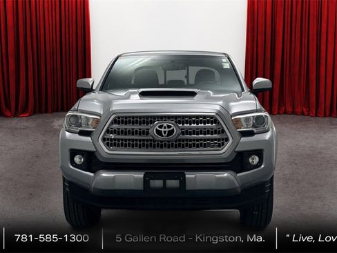 Used 2016 Toyota Tacoma TRD Sport image 2