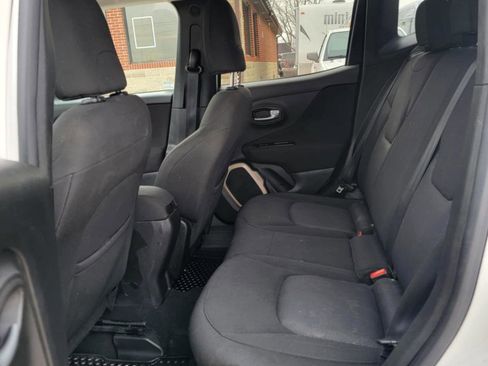 Used 2017 Jeep Renegade Latitude w/ Cold Weather Group image 13