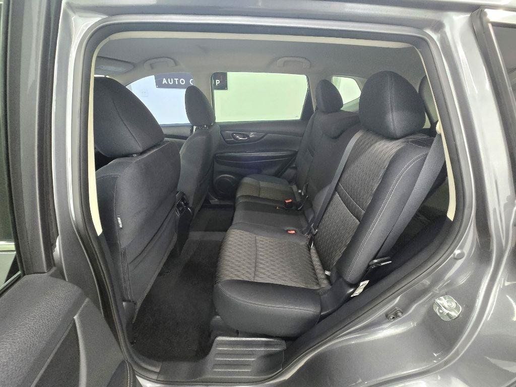 Used 2017 Nissan Rogue SV FWD image 14