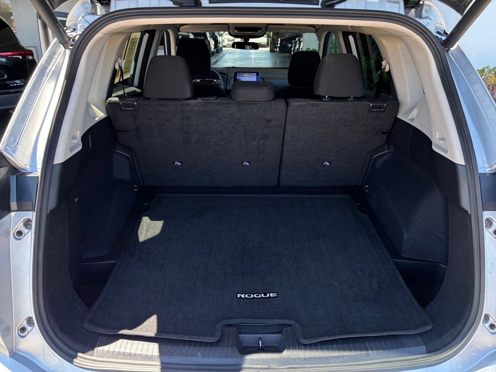 Used 2025 Nissan Rogue SV FWD image 32
