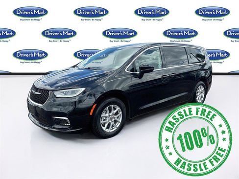 Used 2023 Chrysler Pacifica Touring-L FWD image 3