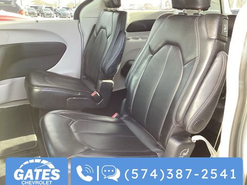 Used 2024 Chrysler Pacifica Touring-L image 18