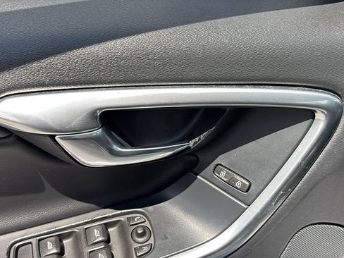Used 2018 Volvo V60 T5 Dynamic FWD image 11