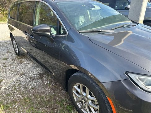 Used 2023 Chrysler Pacifica Touring-L image 4