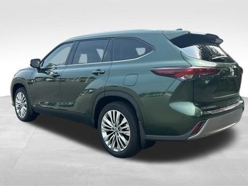 Certified 2025 Toyota Highlander Platinum AWD/4WD image 3
