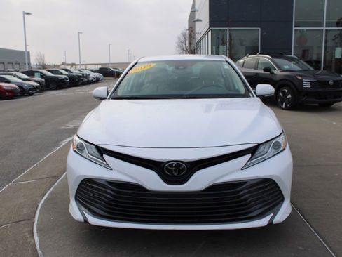 Used 2019 Toyota Camry XLE image 2