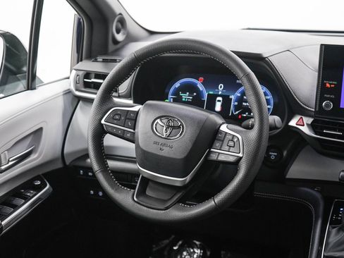 Used 2026 Toyota Sienna AWD image 15
