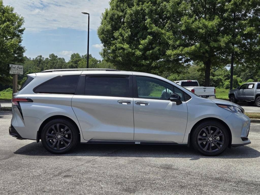 Used 2025 Toyota Sienna XSE w/ XSE Premium Package FWD image 6