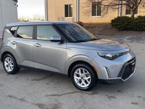 Used 2023 Kia Soul LX w/ LX Technology Package image 2