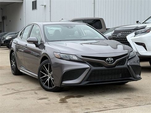 Used 2024 Toyota Camry SE image 2