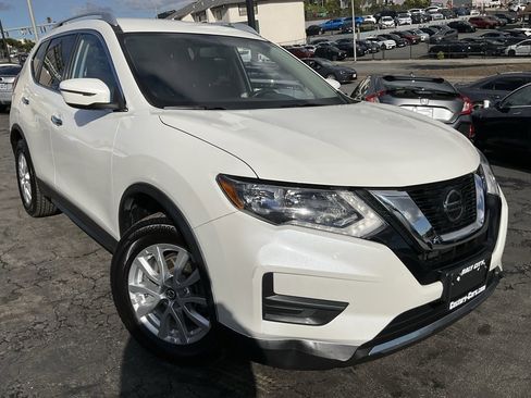 Used 2018 Nissan Rogue SV image 1