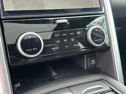 New 2025 Land Rover Discovery S image 21