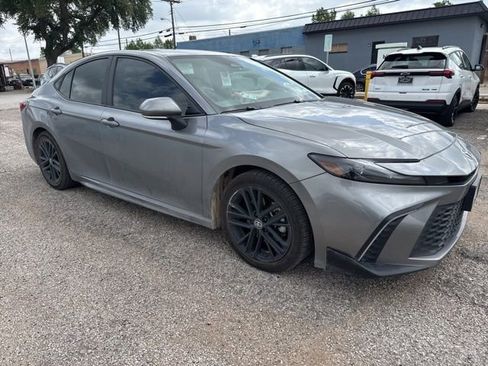 Used 2025 Toyota Camry SE FWD image 1