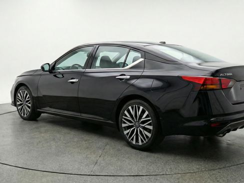 Used 2025 Nissan Altima 2.5 SV image 6