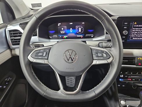 Certified 2025 Volkswagen Taos SE FWD image 15