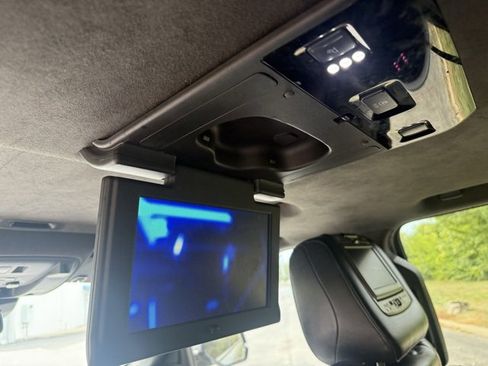 Used 2017 Cadillac Escalade ESV Platinum image 17