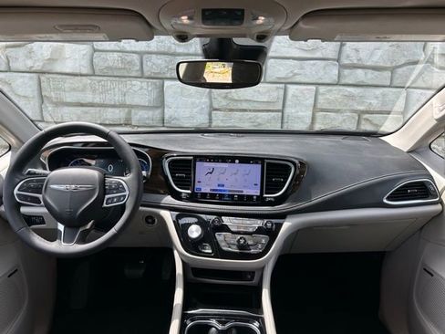 Used 2023 Chrysler Pacifica Limited w/ Uconnect Theater Family Group FWD image 10