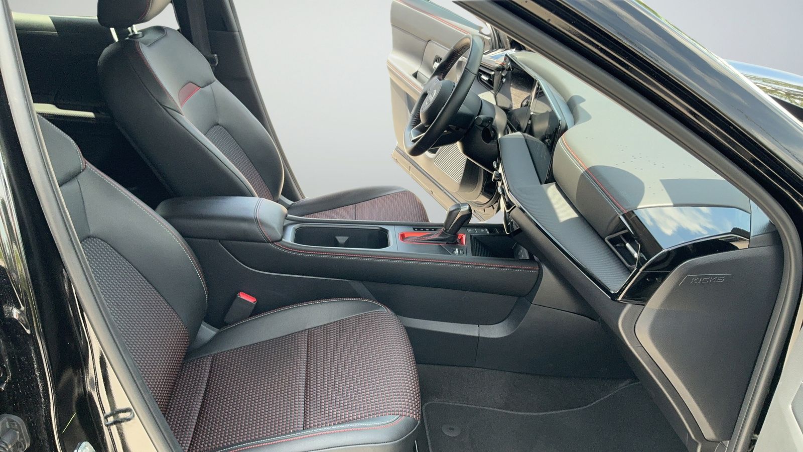 Certified 2025 Nissan Kicks SR FWD image 36