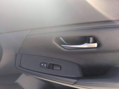 Used 2025 Nissan Sentra SV FWD image 33