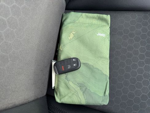 Used 2020 Jeep Compass Latitude image 34