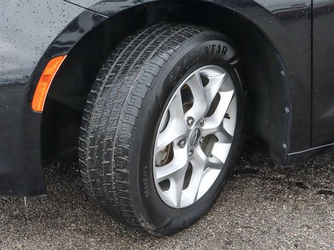 Used 2020 Chrysler Pacifica Limited image 17