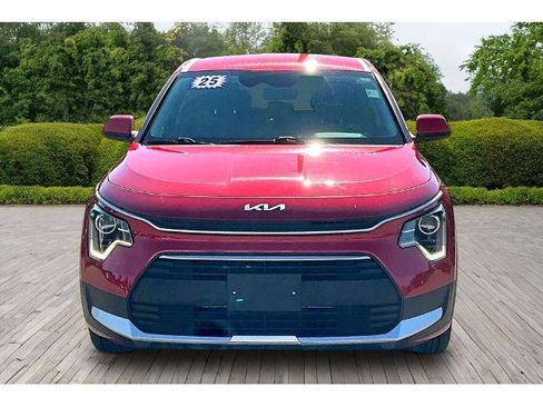Used 2025 Kia Niro LX FWD image 2
