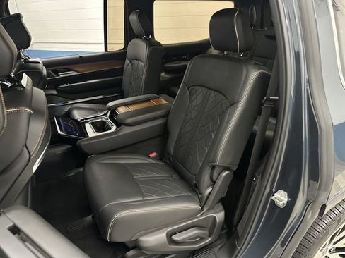 Used 2024 Jeep Grand Wagoneer Series III image 35