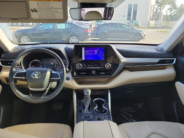 Used 2024 Toyota Highlander XLE AWD/4WD image 10