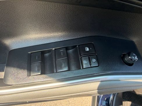 Used 2023 Toyota Highlander LE FWD image 19