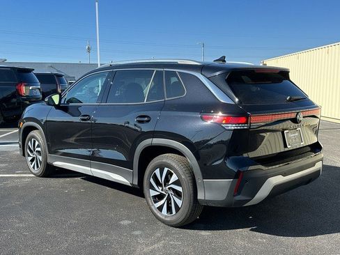 Used 2025 Volkswagen Tiguan S image 8