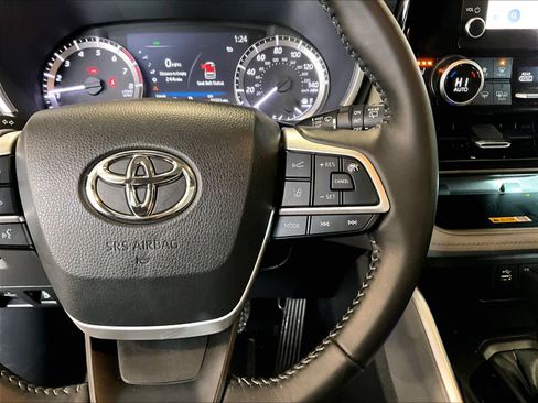 Used 2023 Toyota Highlander XLE image 25