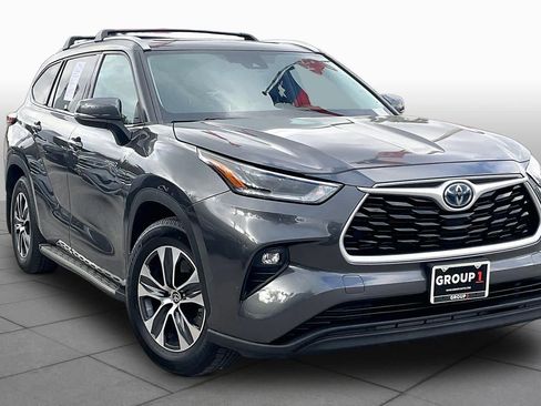 Used 2021 Toyota Highlander XLE FWD image 3