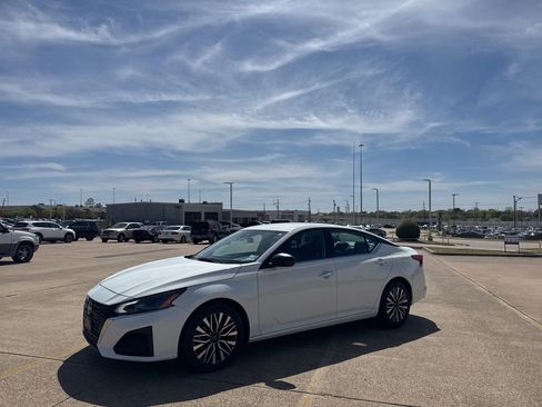 Used 2025 Nissan Altima 2.5 SV image 11