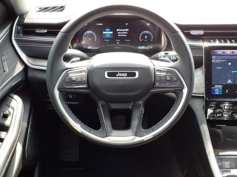 Used 2023 Jeep Grand Cherokee Limited w/ Black Appearance Package AWD/4WD image 12