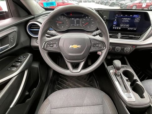 Used 2024 Chevrolet Trax LS w/ LS Convenience Package FWD image 16