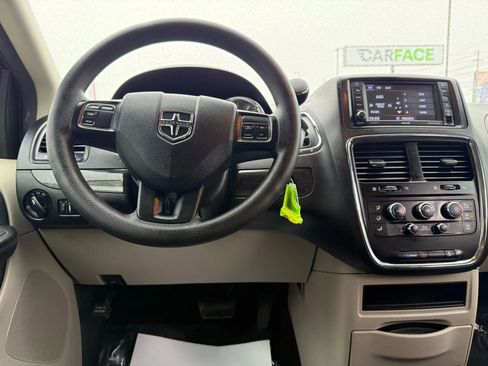 Used 2018 Dodge Grand Caravan SE w/ UConnect Hands-Free Group image 28