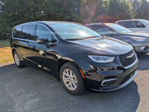 Used 2025 Chrysler Pacifica Select FWD image 1