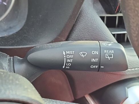 Used 2021 Toyota RAV4 LE AWD/4WD image 22