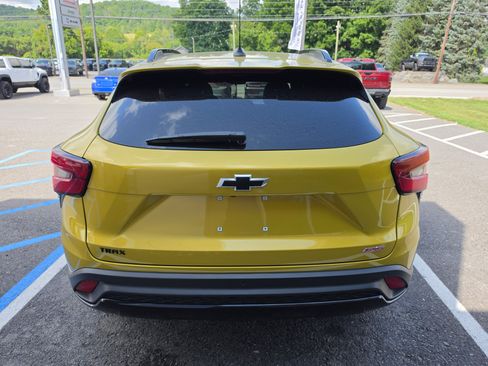 Used 2025 Chevrolet Trax RS w/ Sunroof Package FWD image 4