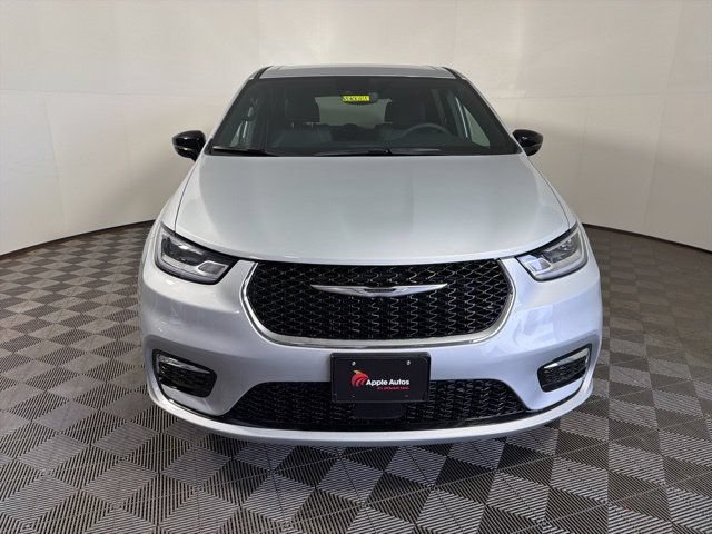 New 2026 Chrysler Pacifica Select AWD/4WD image 2