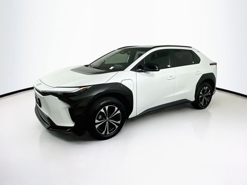 Used 2025 Toyota bZ4X FWD image 4