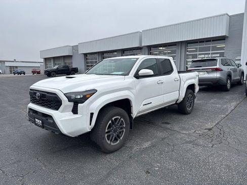 Used 2024 Toyota Tacoma TRD Sport image 2