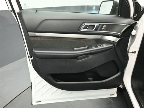 Certified 2018 Ford Explorer XLT w/ Equipment Group 202A image 20